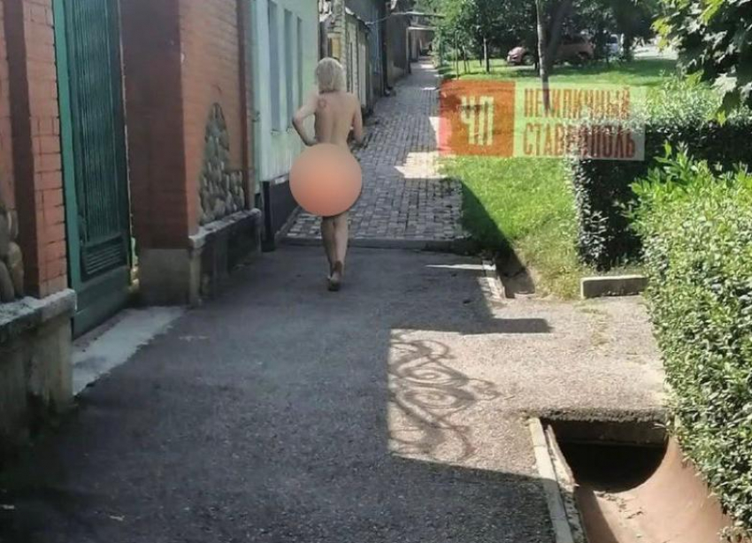В Ставрополе на улице Мира местных жителей шокировала голая девушка