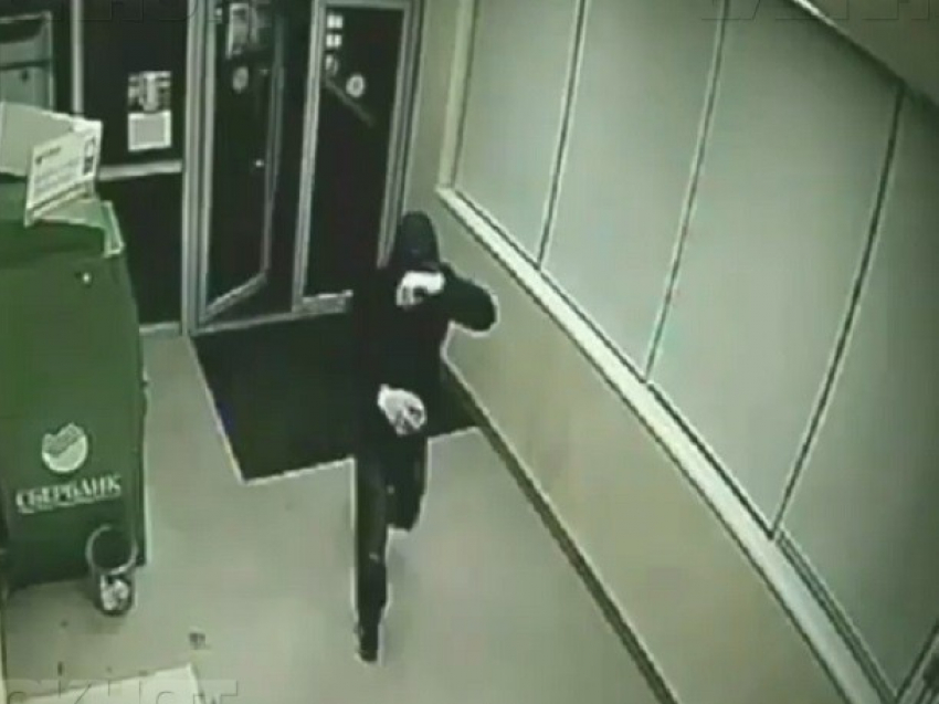 Горе-грабителю дважды не удалось опустошить банкоматы в Ессентуках 