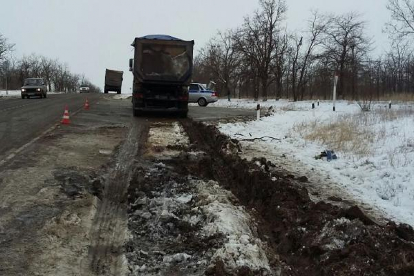 Дальнобойщика на грузовой фуре вытащили из заснеженной обочины на трассе Ставрополья