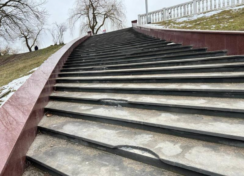 В Пятигорске местный житель разгромил лестницу к военному мемориалу