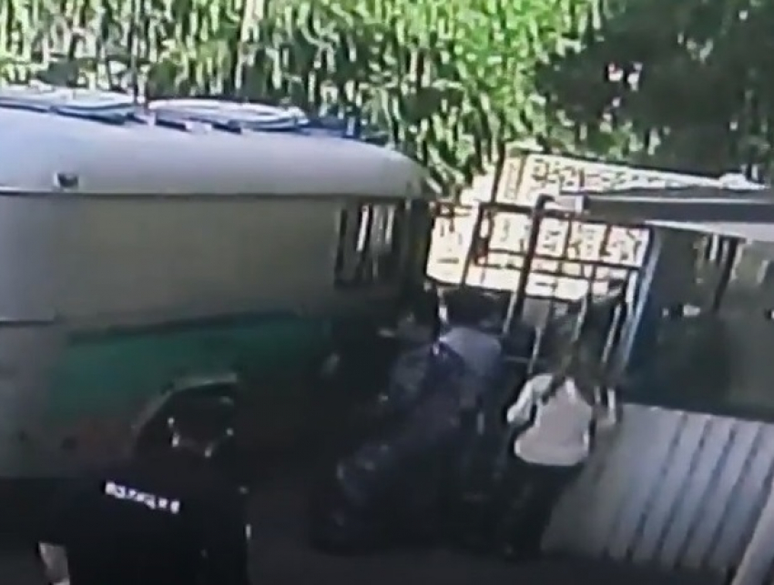 Момент побега преступника из-под конвоя в Ставрополе попал на видео