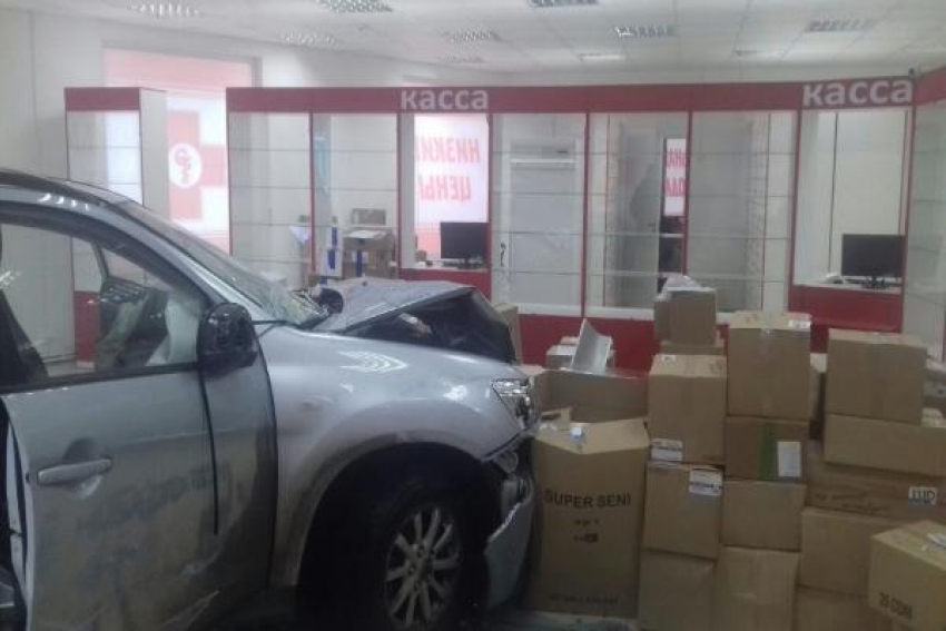Внедорожник «Митсубиши» врезался в аптеку на улице Ленина в Ставрополе