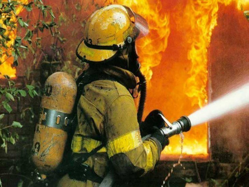Пожарный, тушивший пшеничное поле на Ставрополье, госпитализирован