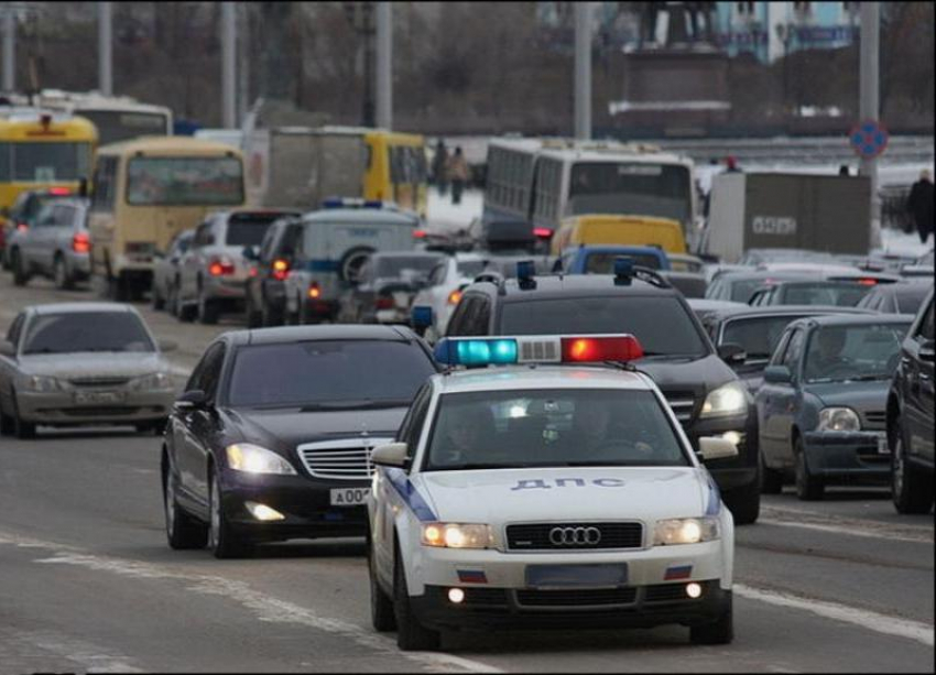 На Ставрополье из-за сильного ветра госавтоинспекторы будут сопровождать водителей