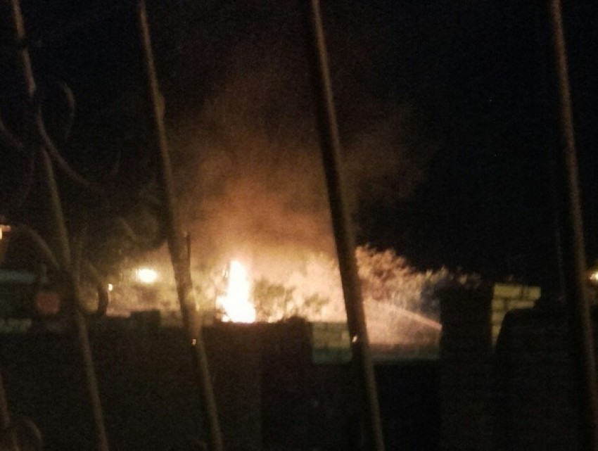 Десятки кур сгорели в страшном пожаре на Ташле в Ставрополе