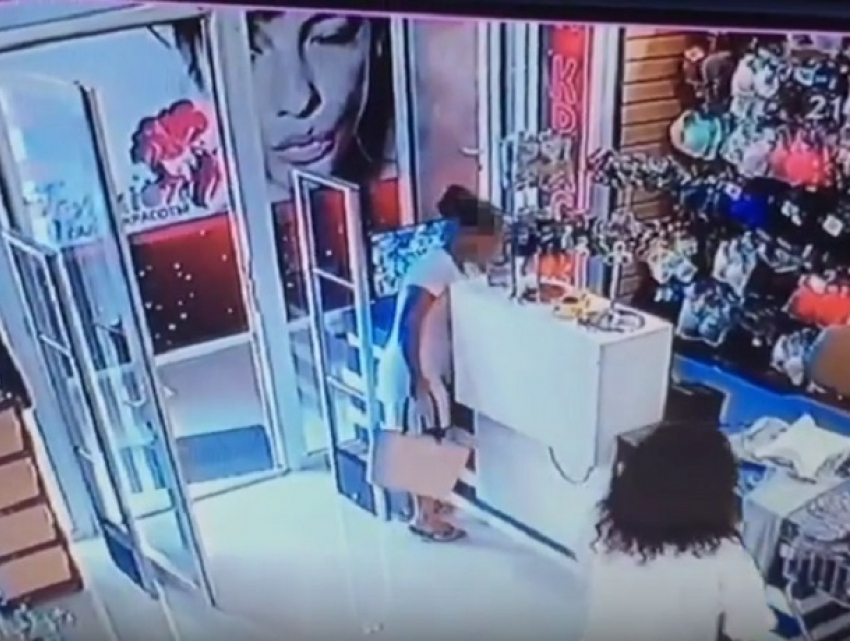 Дерзкая девушка украла два смартфона и обчистила кассу магазина в Пятигорске под прицелом видеокамер