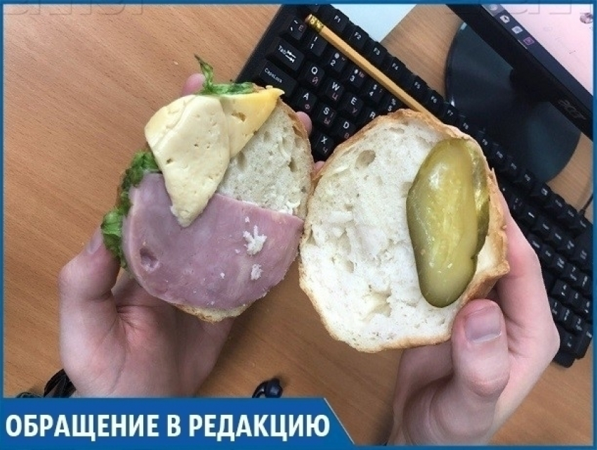 Маленьким кусочком ветчины внутри огромной булки оказался купленный мужчиной «сэндвич» в магазине Ставрополя  