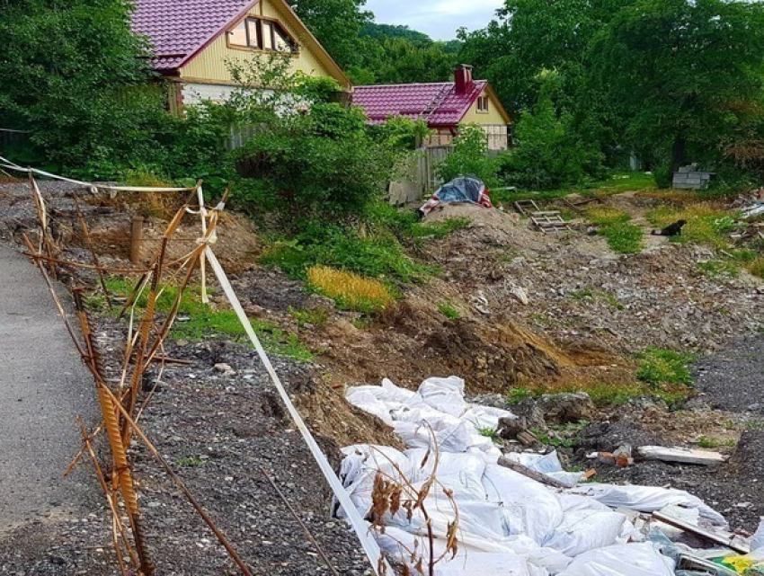 На опасной улице после оползня выросла свалкай и развалилась дорога под Пятигорском