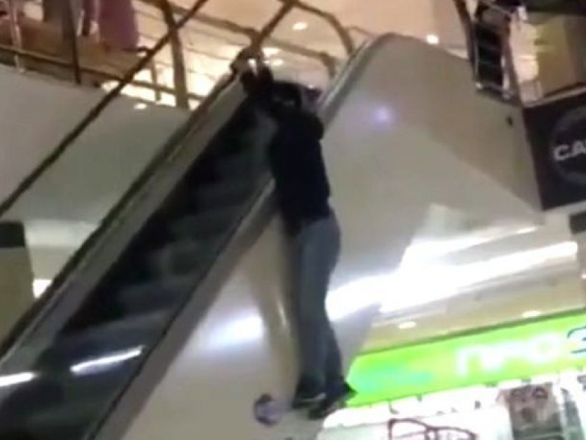 Юноша опасно прокатился на эскалаторе в торговом центре Ставрополя