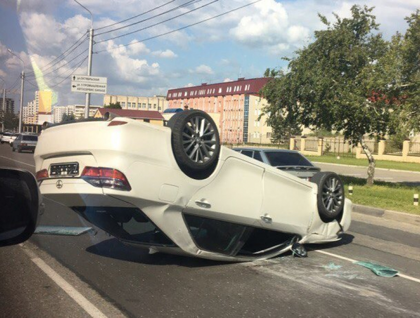 Крупная авария с перевернувшейся «Тойотой» и «Грантой» произошла в Ставрополе