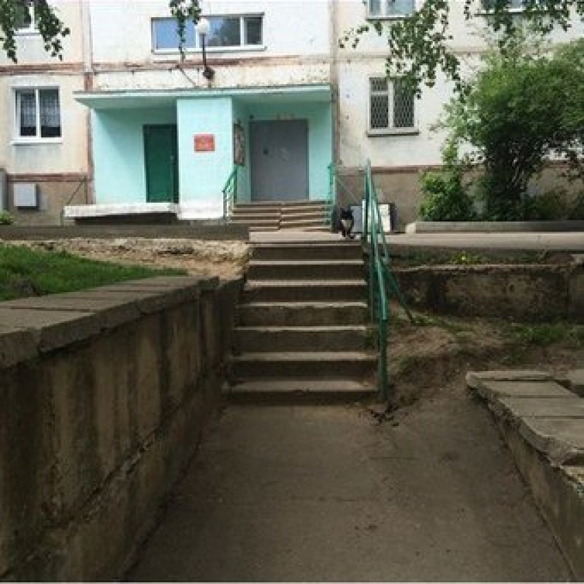 Во дворе Ставрополя мамы с колясками не могут спуститься по лестнице