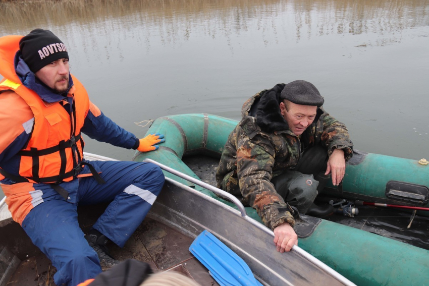 С любителями зимней ловли на Ставрополье проводят беседы спасатели 