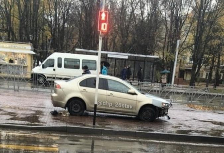 Ставрополец на японском седане снёс уличную ограду