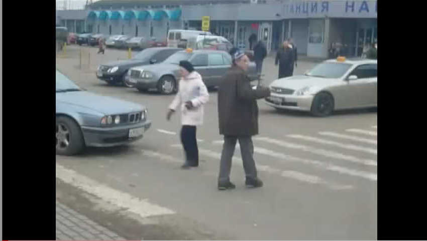  Агрессивный пенсионер нападает на людей на улицах Ставрополя
