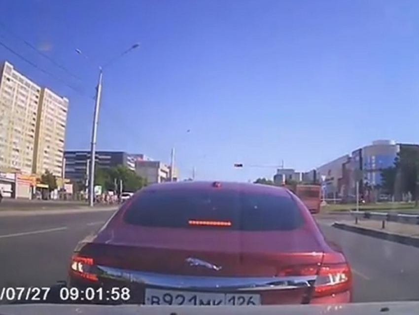 Странное ДТП с дорогим «Ягуаром»  вызвало подозрение в «автоподставе» в Ставрополе и попало на видео