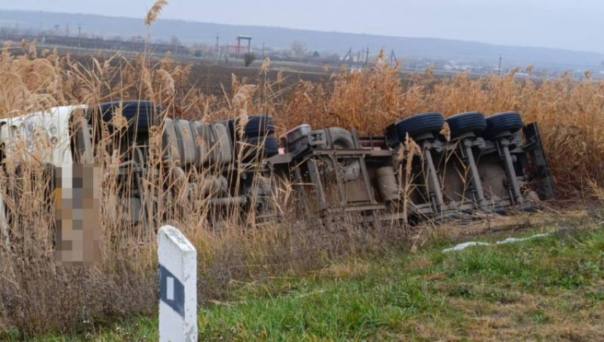 На дороге в Георгиевском округе ограничили движение из-за падения машины и разлива нефтепродуктов