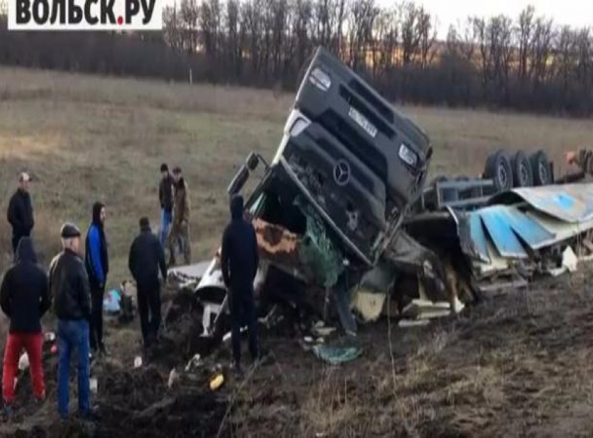 Большегруз с пакетированным соком из Кисловодска перевернулся на крышу на трассе