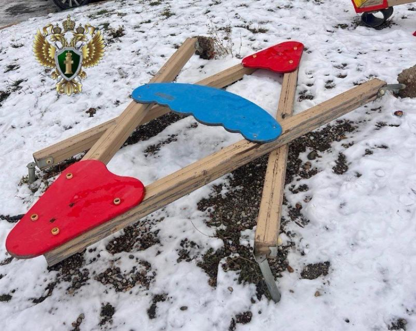 За упавшие на голову качели ребенку выплатят 50 тысяч рублей на Ставрополье
