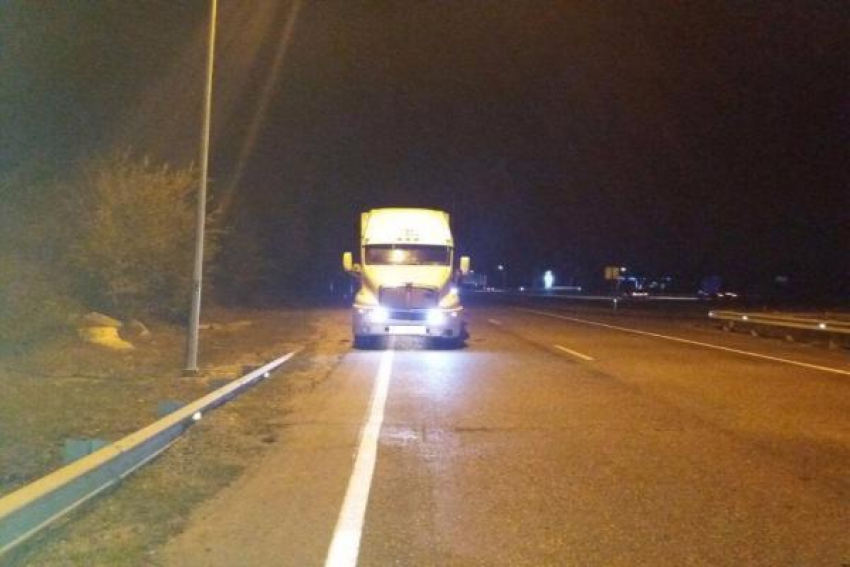 Грузовик на скорости насмерть сбил пешехода на трассе в районе МинВод