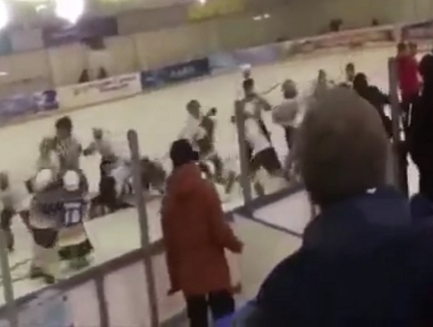 Массовой дракой закончился хоккейный матч между командами Невинномысска и Владикавказа