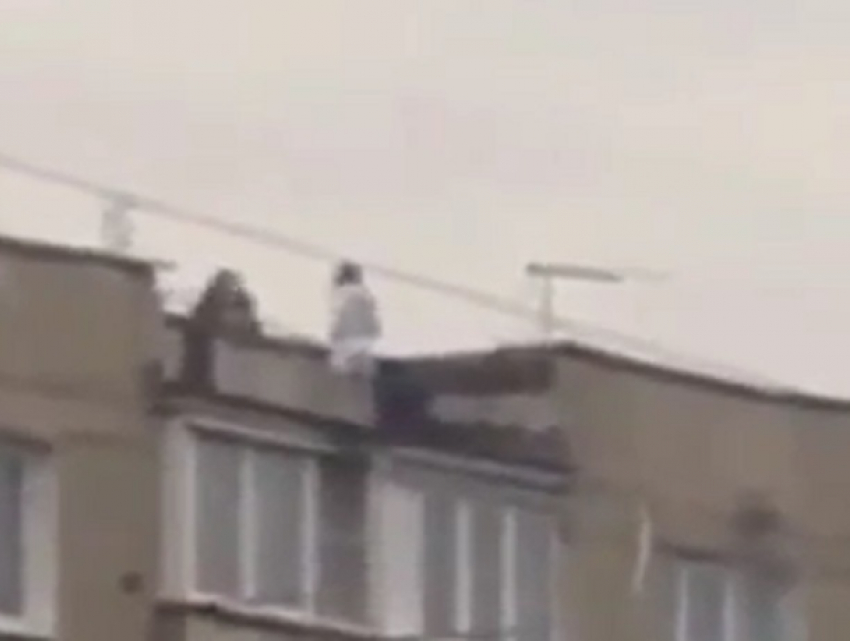 Опасные маневры девушки на краю крыши многоэтажки сняли на видео в Пятигорске