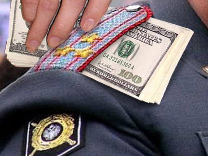 Двое сотрудников УФСКН Ставрополья получили две тысячи долларов за вымышленное уголовное дело