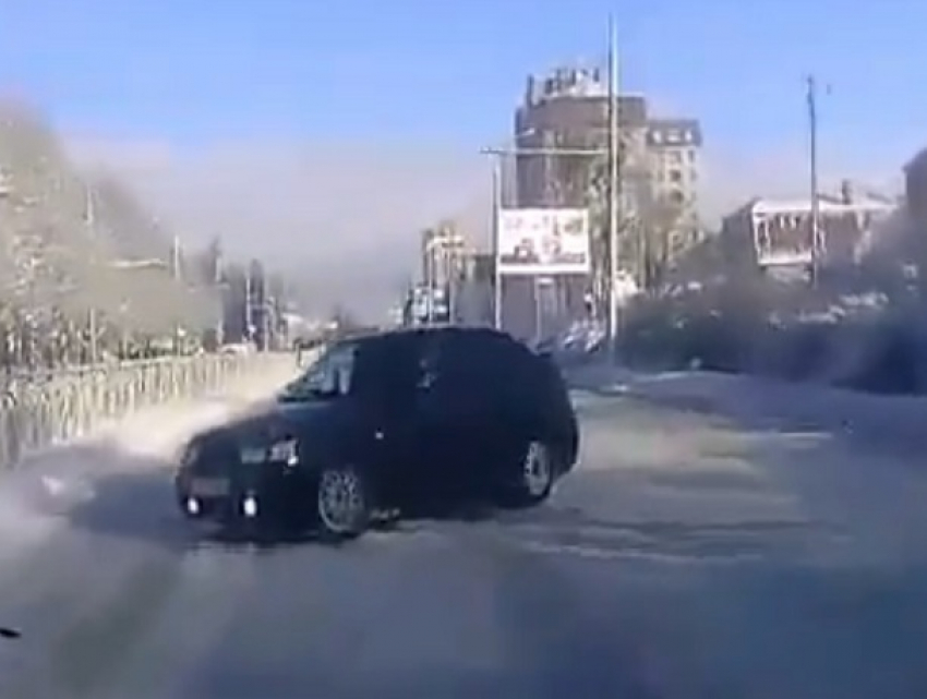 Неумелый водитель едва не устроил массовое ДТП на улице Лермонтова в Ставрополе 