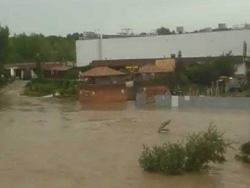 В Невинномысске Кубань вышла из берегов и затопила парковку