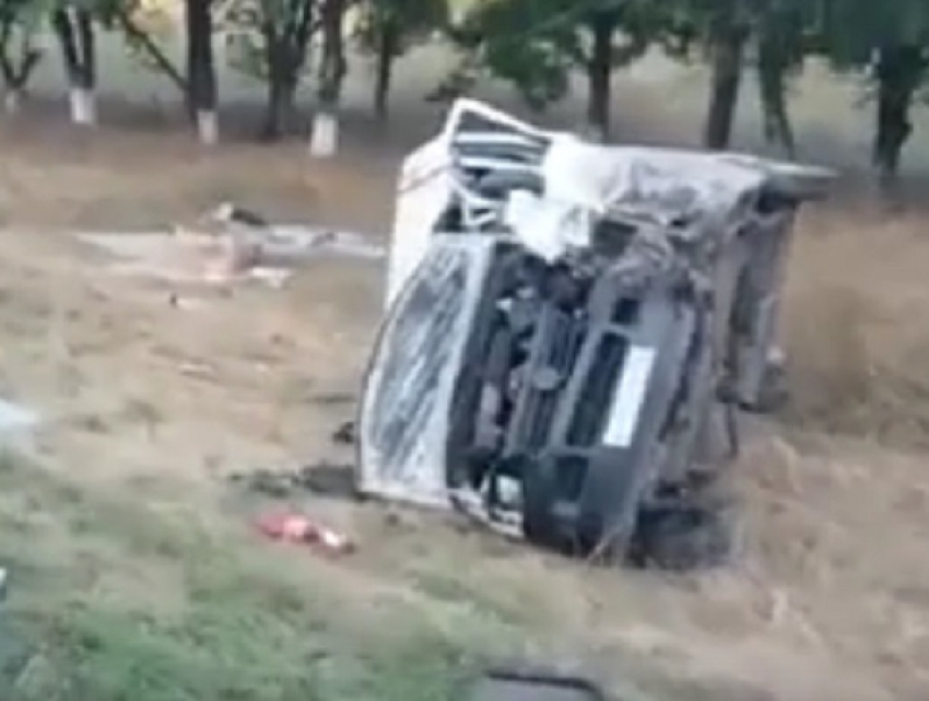 Пассажир микроавтобуса скончался в реанимации после страшного лобового столкновения «Митсубиси» и «Фиата» на Ставрополье