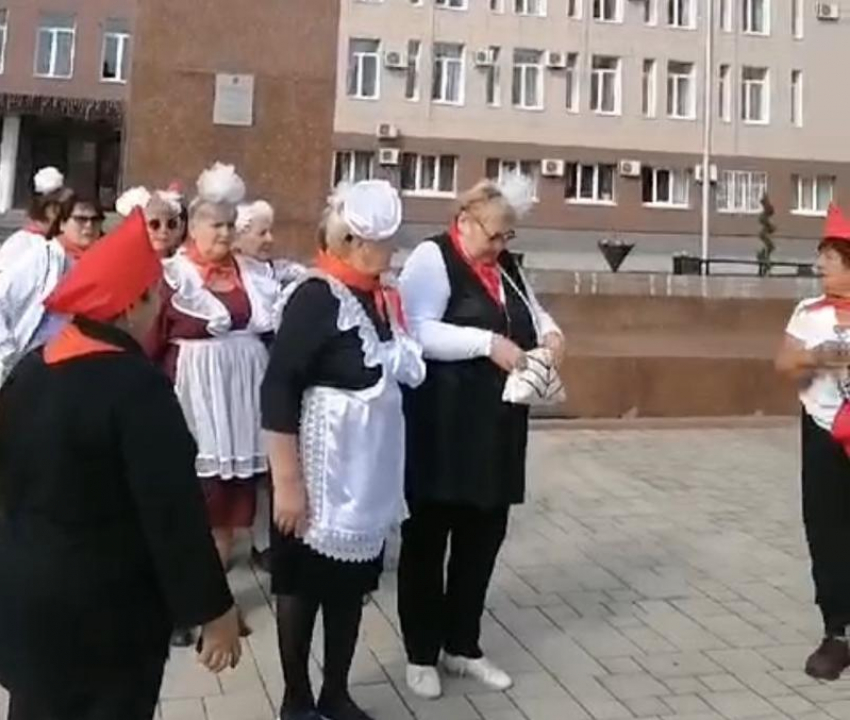 Креативно отметить День пионерии решили активистки в Георгиевске