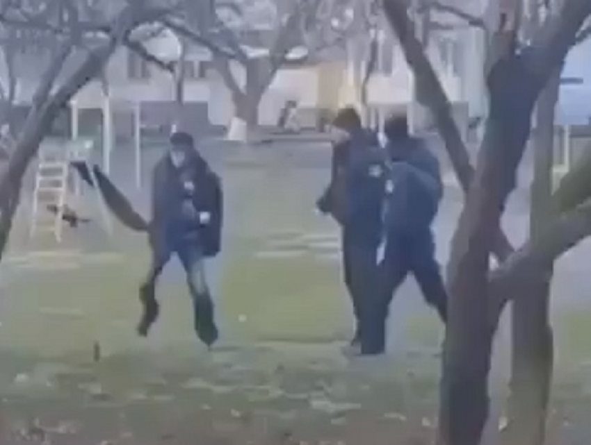 Побег неадекватного мужчины при задержании попал на видео в Ставрополе