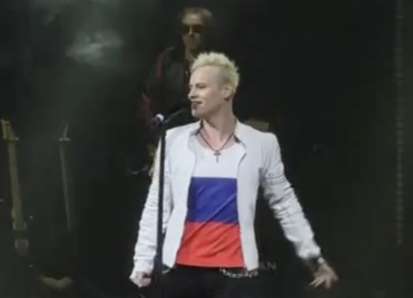 В традиционных кожаных штанах и с триколором на груди: SHAMAN дал концерт в Ставрополе