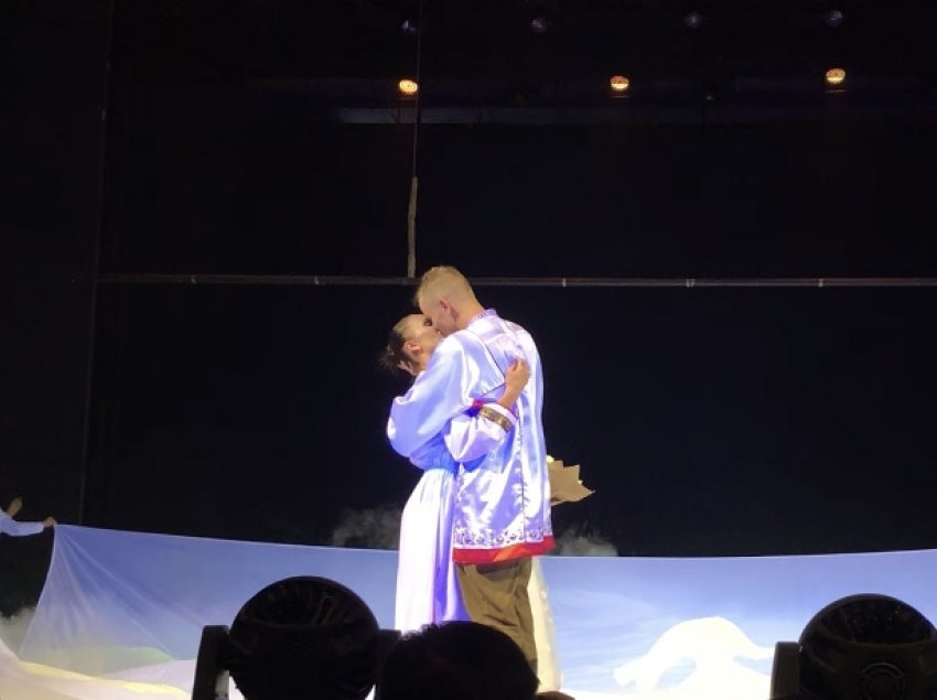 Солист ансамбля «Ставрополье» сделал предложение своей партнерше во время гала-концерта студвесны
