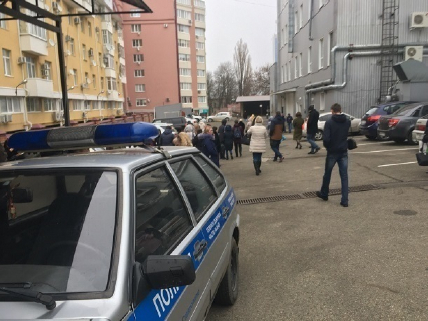 Массовая эвакуация людей проходит в Ставрополе, Саратове и Черкесске