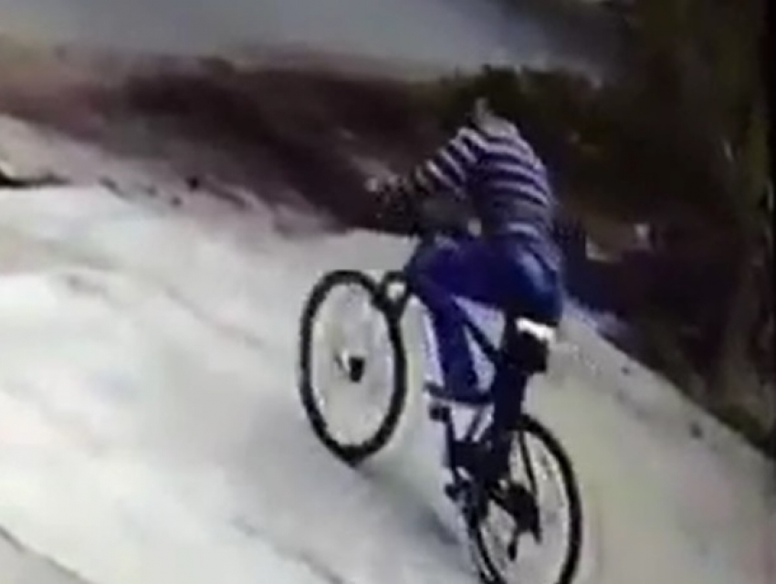 Коварное похищение велосипеда хитрым брюнетом в Пятигорске попало на видео 