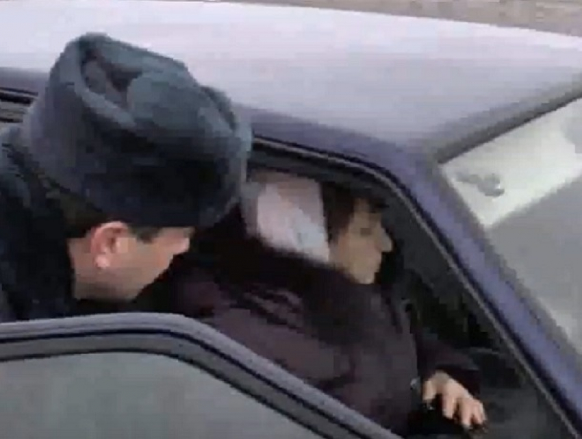 «Искал помощь, пока мать замерзала в машине»: полицейские спасли попавших в беду людей на Ставрополье 