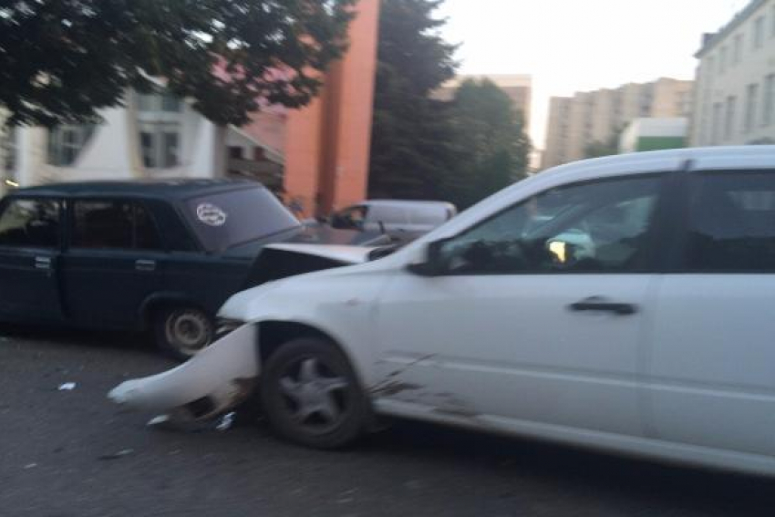 Автомобиль слетел с дороги и снес забор в Ставрополе