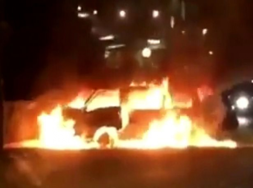 Из-за протекшего бензина за считанные минуты в Пятигорске полностью сгорела машина