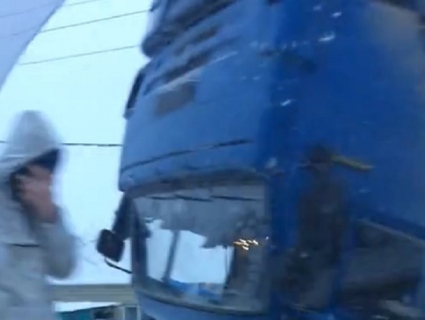 Огромный большегруз перевернулся прямо на дороге из-за гололеда в Ставропольском крае