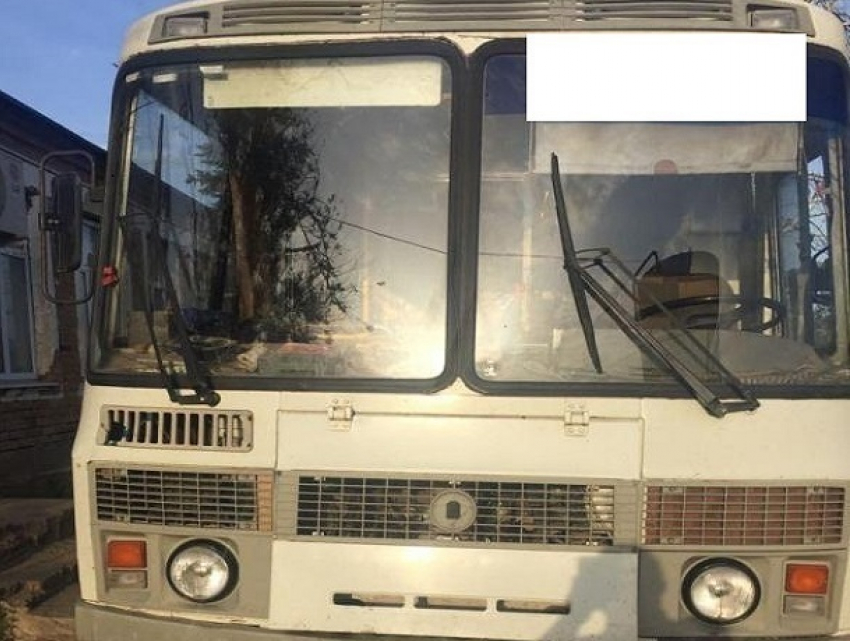 Покатившийся ПАЗик сбил водителя на грунтовой дороге в Ставропольском крае 