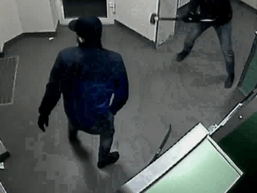 Два грабителя в масках разбили кувалдами банкомат с деньгами на Ставрополье и попали на видео