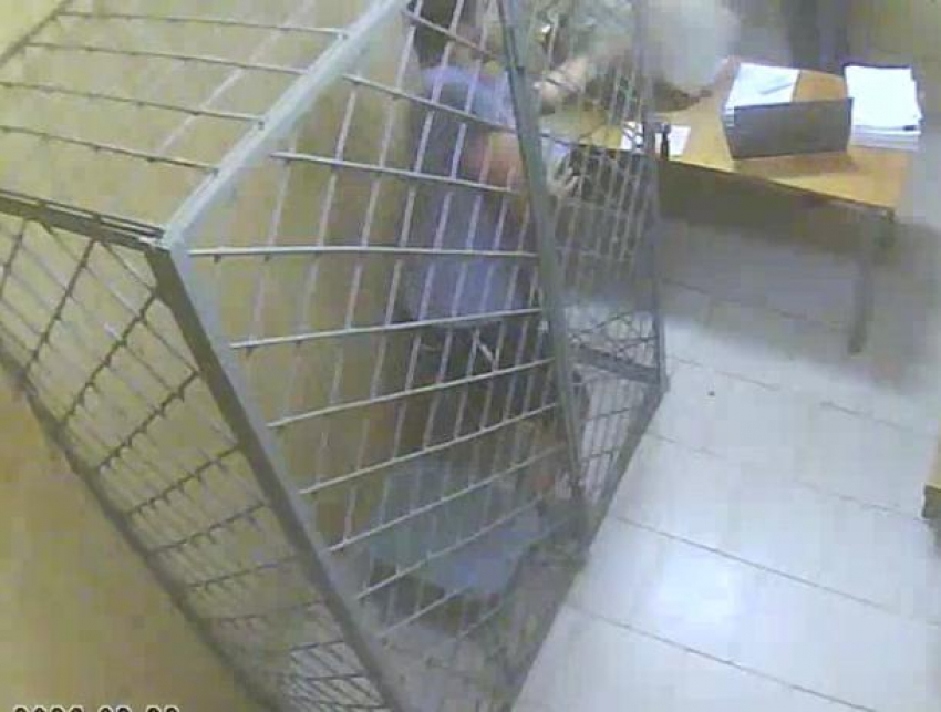 На Ставрополье задержанный набросился на следователя прямо на допросе