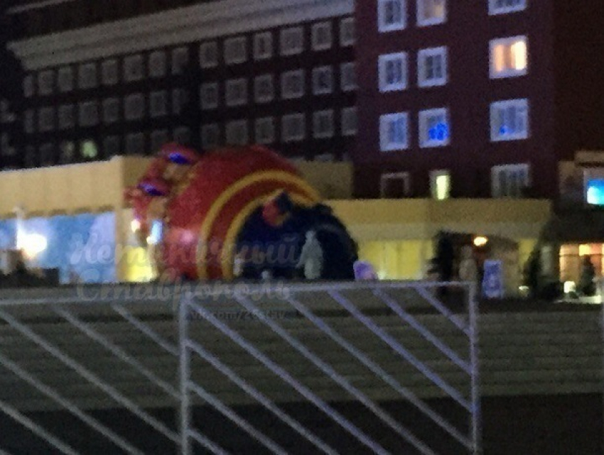 Установленный к Масленице самовар упал на бок в центре Ставрополя 