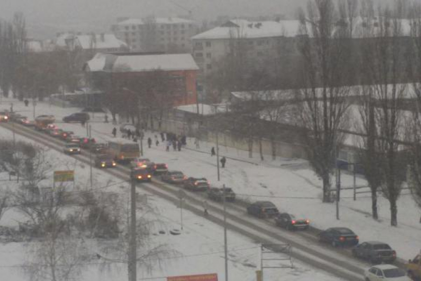 Сильный снег и гололёд парализовали движение в Ставрополе