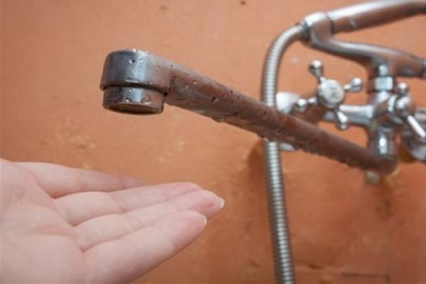 Из-за прорыва трубы и потопа жители многоэтажки в Пятигорске полдня провели без воды