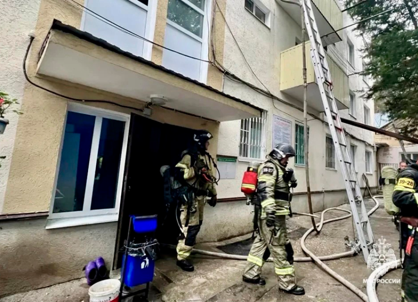 Пять человек спасли из охваченного огнем жилого дома в поселке на окраине Пятигорска
