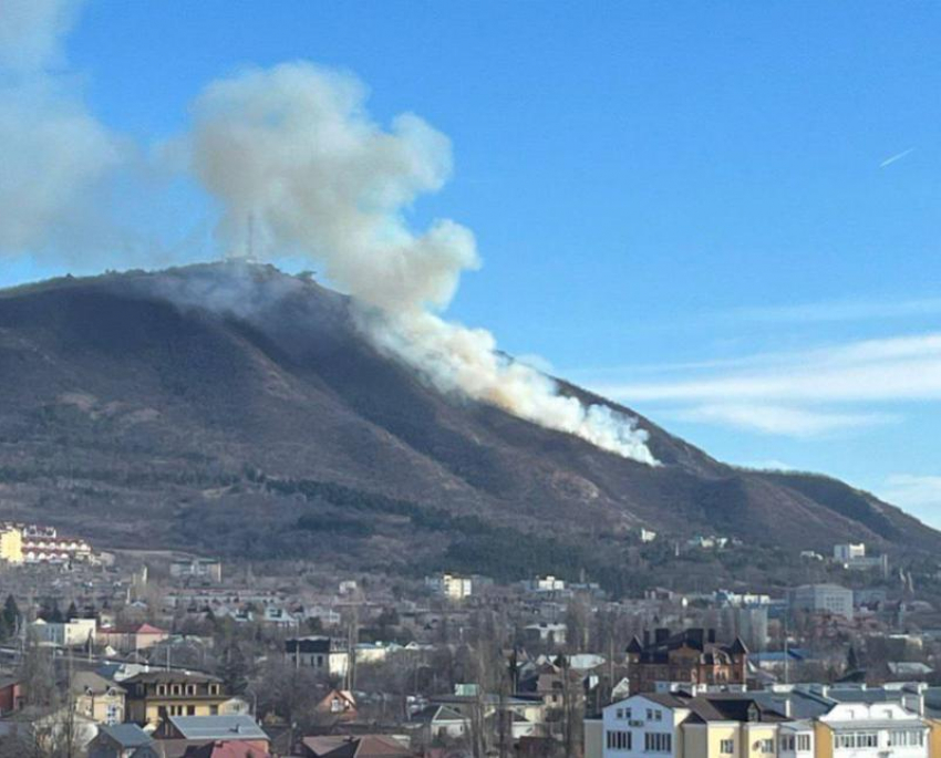 Очевидцы сообщают о пожаре на горе Машук в Пятигорске
