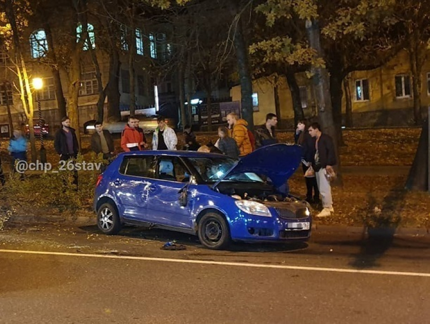 «Шкода» снесла дерево в центре Ставрополя из-за отказавших тормозов 