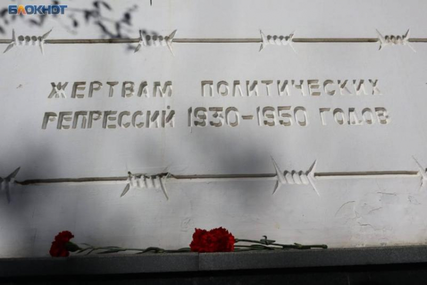 Минута молчания, живые цветы и горящие лампады: как почтили память политзаключенных в Ставрополе 