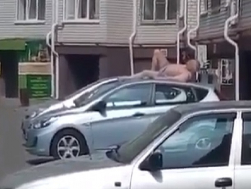 Неизвестный мужчина в одних трусах решил позагорать на машине в одном из дворов в Ставрополе